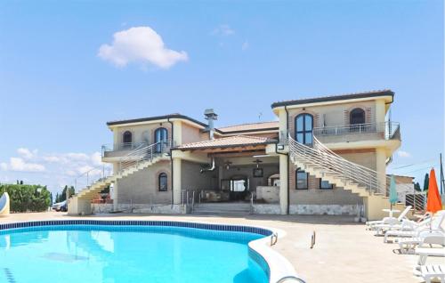 een huis met een zwembad ervoor bij Pet Friendly Apartment In Briatico in Pannaconi