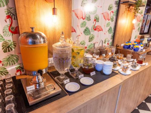 un mostrador con una batidora de bebidas y vasos. en Mercure Sao Paulo Berrini, en São Paulo