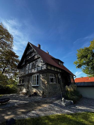 ein Steinhaus mit rotem Dach in der Unterkunft Villa Dankward in Bad Harzburg