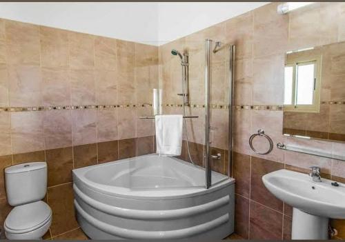 Ένα μπάνιο στο Villa Merope Irena 1