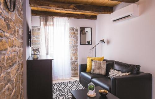 Χώρος καθιστικού στο Lovely Apartment In Oprtalj With Wifi