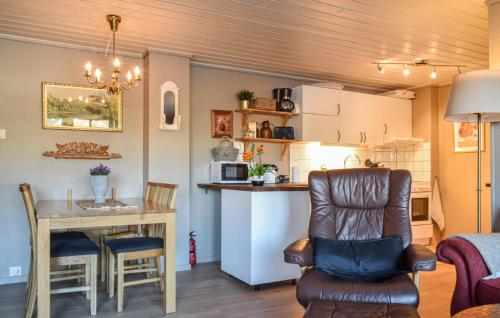 Η κουζίνα ή μικρή κουζίνα στο Awesome Apartment In Lindesnes With Wifi