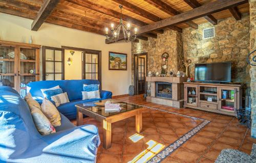 Et tv og/eller underholdning på Stunning Home In Arriate With Private Swimming Pool, Can Be Inside Or Outside