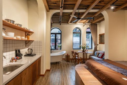 Ένα ή περισσότερα κρεβάτια σε δωμάτιο στο French Style Ancient Villa in Old Quarter