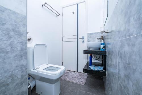 un bagno con wc, doccia e lavandino di Dynamic Homes a Tatu City