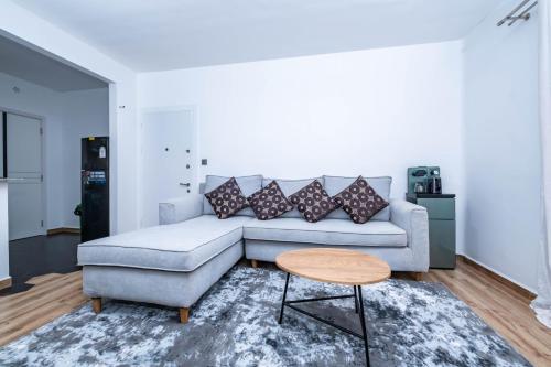 un soggiorno con un divano e un tavolo di Dynamic Homes a Tatu City