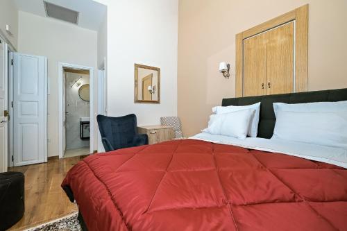 Theodoros Kolokotronis - Terpsichore في نافبليو: غرفة نوم بسرير احمر وكرسي ازرق