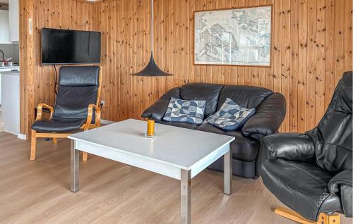 Et tv og/eller underholdning på Beautiful Home In Haderslev With Wifi