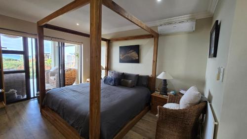 Ένα ή περισσότερα κρεβάτια σε δωμάτιο στο Plumeria Beach House JBay