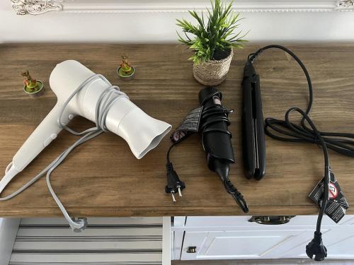 einen Haartrockner und einen Haartrockner auf dem Tisch in der Unterkunft A2 - Viel Platz für alle in Wernigerode