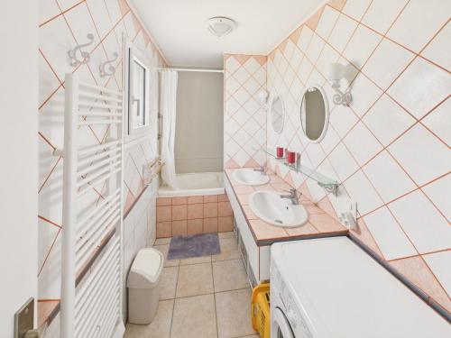 un baño con lavabo y bañera en Maison pour 5 - Grande jardin et terrasse - Jacuzzi, en Le Bos de Plazac