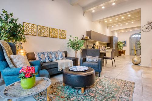 a living room with a couch and a table at Luxury 2bedroom house with large back yard RABE1-2 in Valletta
