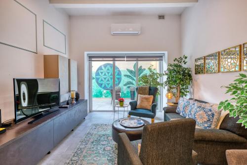 a living room with a couch and a tv at Luxury 2bedroom house with large back yard RABE1-2 in Valletta