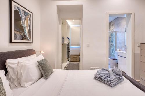 En eller flere senge i et værelse på Luxury 2bedroom house with large back yard RABE1-2