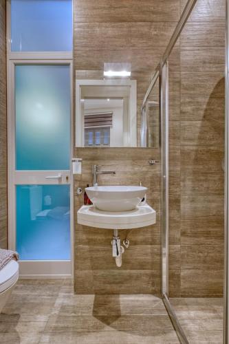 a bathroom with a sink and a shower at Luxury 2bedroom house with large back yard RABE1-2 in Valletta