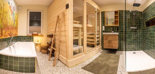 un bagno con vasca, WC e lavandino di Haus Fasanenwiese 