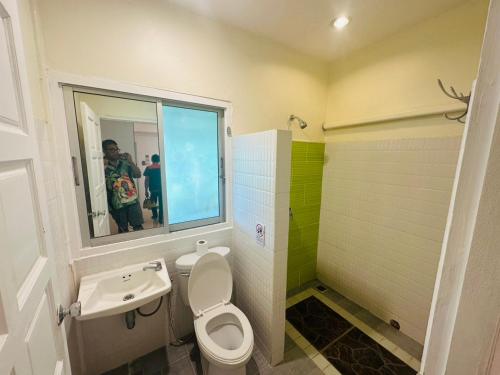 Koh Chang Cabana Resort with swiming pool في كو تشانغ: حمام مع مرحاض ومغسلة ومرآة