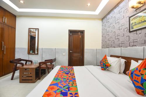 Ένα ή περισσότερα κρεβάτια σε δωμάτιο στο FabHotel Pooja Residency