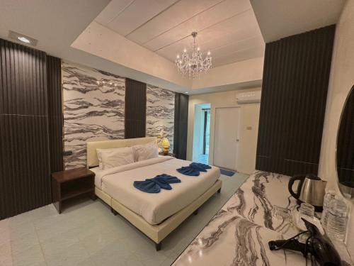 a bedroom with a large bed and a chandelier at Koh Chang Cabana Resort with swiming pool & BEACH in Ko Chang