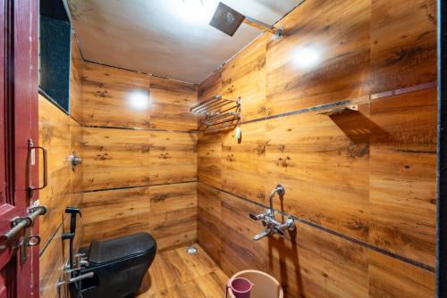 Et badeværelse på Dandeli Inn Resort