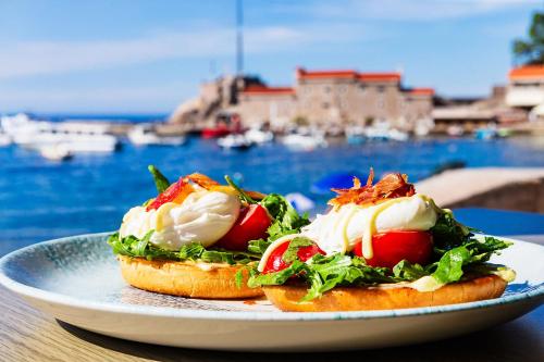 Toit hotelli aladel või selle läheduses