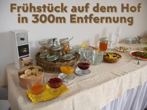 Una mesa con un buffet de comida encima en Landhaus Holthausen, en Werne an der Lippe