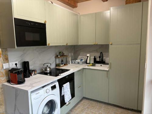 Η κουζίνα ή μικρή κουζίνα στο Colorful Life by STN