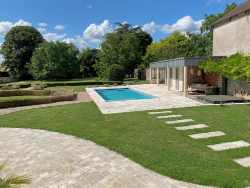 Πισίνα στο ή κοντά στο Chambre de La Demeure des Monts de Gy