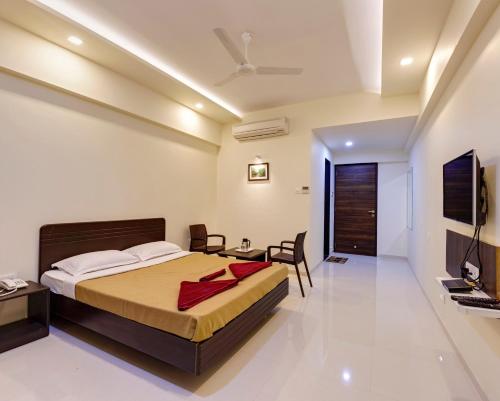 Ένα ή περισσότερα κρεβάτια σε δωμάτιο στο Hotel Galaxy Inn Kolhapur