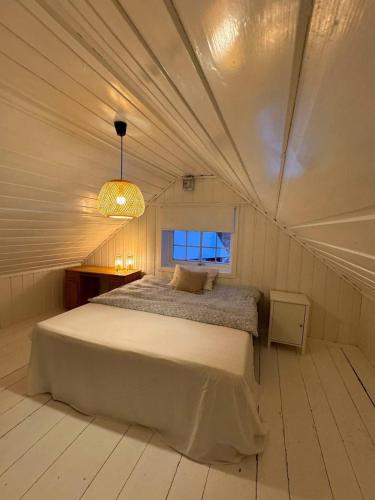 En eller flere senge i et værelse på Ett landlig hjem