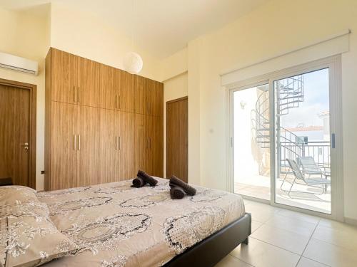 波利斯Villa Merope Irena 2的一间卧室，里面有一张床和一扇推拉玻璃门