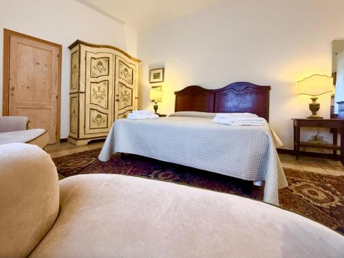 a bedroom with two beds and a wooden headboard at Casa Giovanna in Montemerano