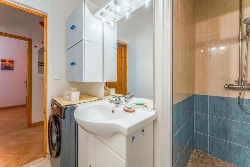 a bathroom with a sink and a shower at Joli gîte avec piscine in Laval-Saint-Roman