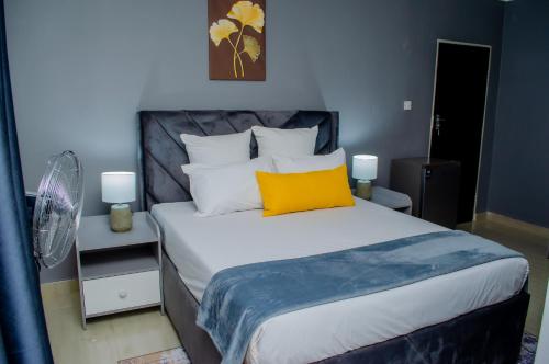 Ένα ή περισσότερα κρεβάτια σε δωμάτιο στο La Vie Guest Lodge by Embiem