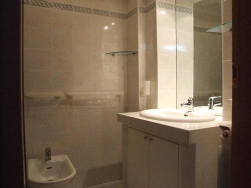 a bathroom with a sink and a tub and a mirror at Gaeta, vicino al mare in Gaeta
