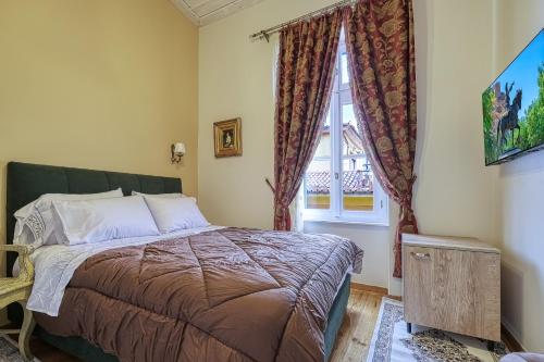 Theodoros Kolokotronis - Alkyoni في نافبليو: غرفة نوم بها سرير ونافذة