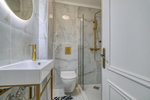 Theodoros Kolokotronis - Alkyoni في نافبليو: حمام مع مرحاض ومغسلة ودش