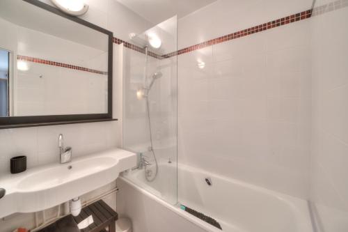 Ένα μπάνιο στο Chez Arnaud - Télésiège à 200 mètres