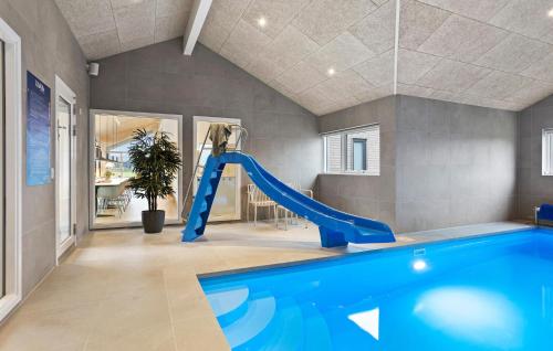 Swimmingpoolen hos eller tæt på Stunning Home In Ålbæk With Sauna