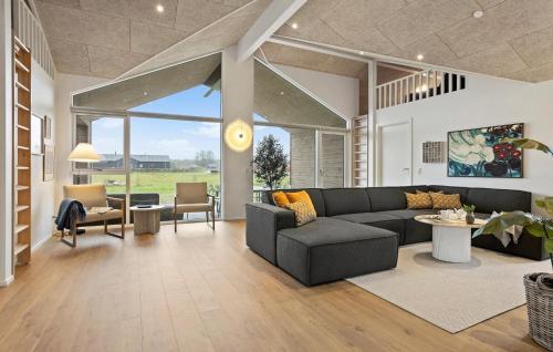 Et opholdsområde på Stunning Home In Ålbæk With Sauna