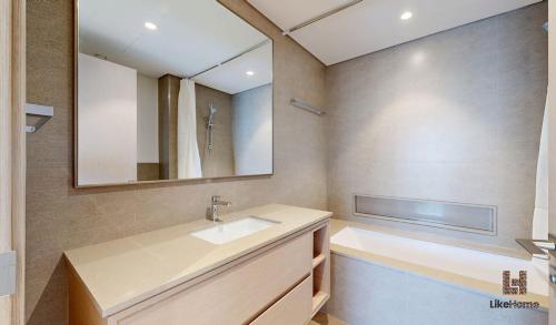 un baño con lavabo y espejo en Wake Up to Burj Khalifa Views Next to Dubai Mall Luxury 2BR Downtown Like Home, en Dubái