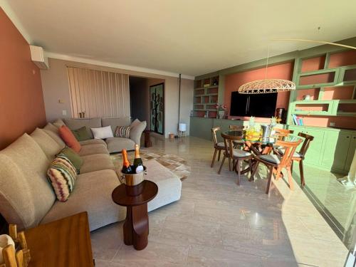 Villa Capdale Horizon with separate guest house في كاب دايل: غرفة معيشة بها أريكة وطاولة