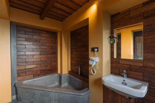 Villa Sri Ceylon في Habaraduwa Central: حمام مع حوض استحمام ومغسلة