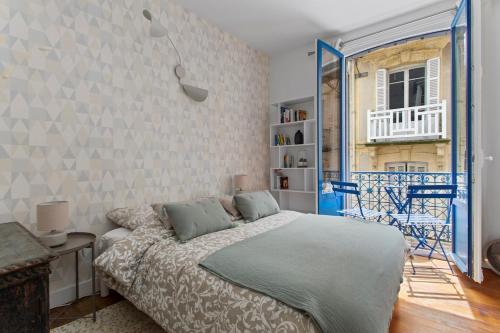 a bedroom with a bed and a window at Maison de Pêcheur - La Coquette in Trouville-sur-Mer