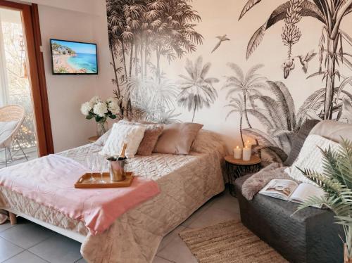 a living room with a bed and a couch at Appartement Coup de Coeur avec Parking et Piscine - 131 in Canet-en-Roussillon