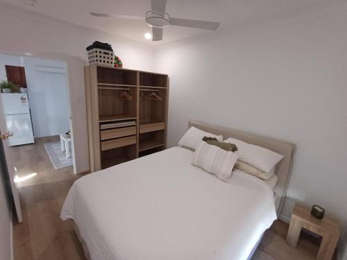 Ένα ή περισσότερα κρεβάτια σε δωμάτιο στο Birkdale 2 Bedroom Guest House Stay