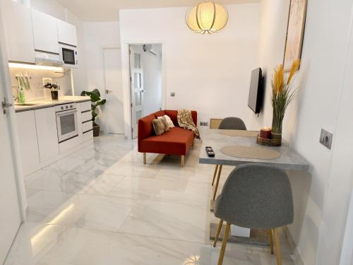 Top Floor 2 Bedroom Apartment with Terrace