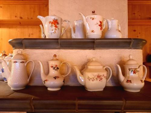 Utensilios para hacer té y café en Hotel Gästehaus Gross