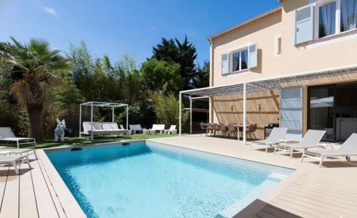 サントロペにあるVilla Acacias - Au coeur de Saint-Tropezの家の前のプール
