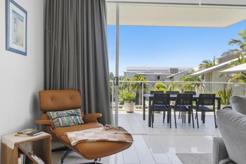 Sea Salt - Peppers Balé 1BR Apartment by uHoliday في كينغسكليف: غرفة معيشة مع أريكة وكرسي